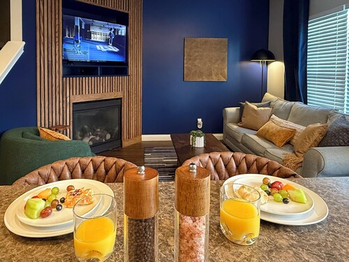 Walk to ND/SMC - Redesigned Condo Sleeps 10