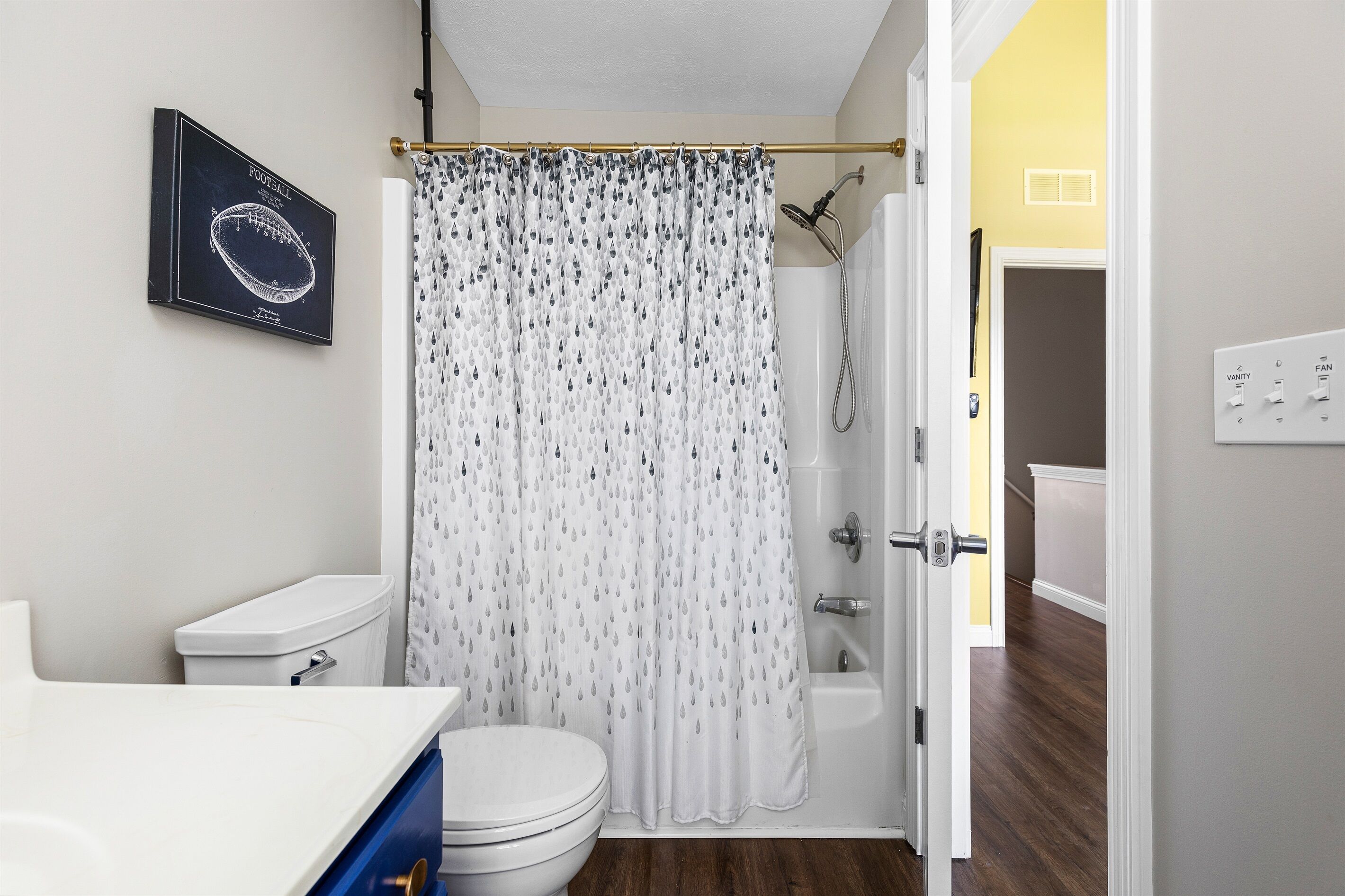 Ducha y bañera combinadas, secador de pelo y toallas