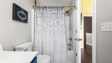 Ducha y bañera combinadas, secador de pelo y toallas