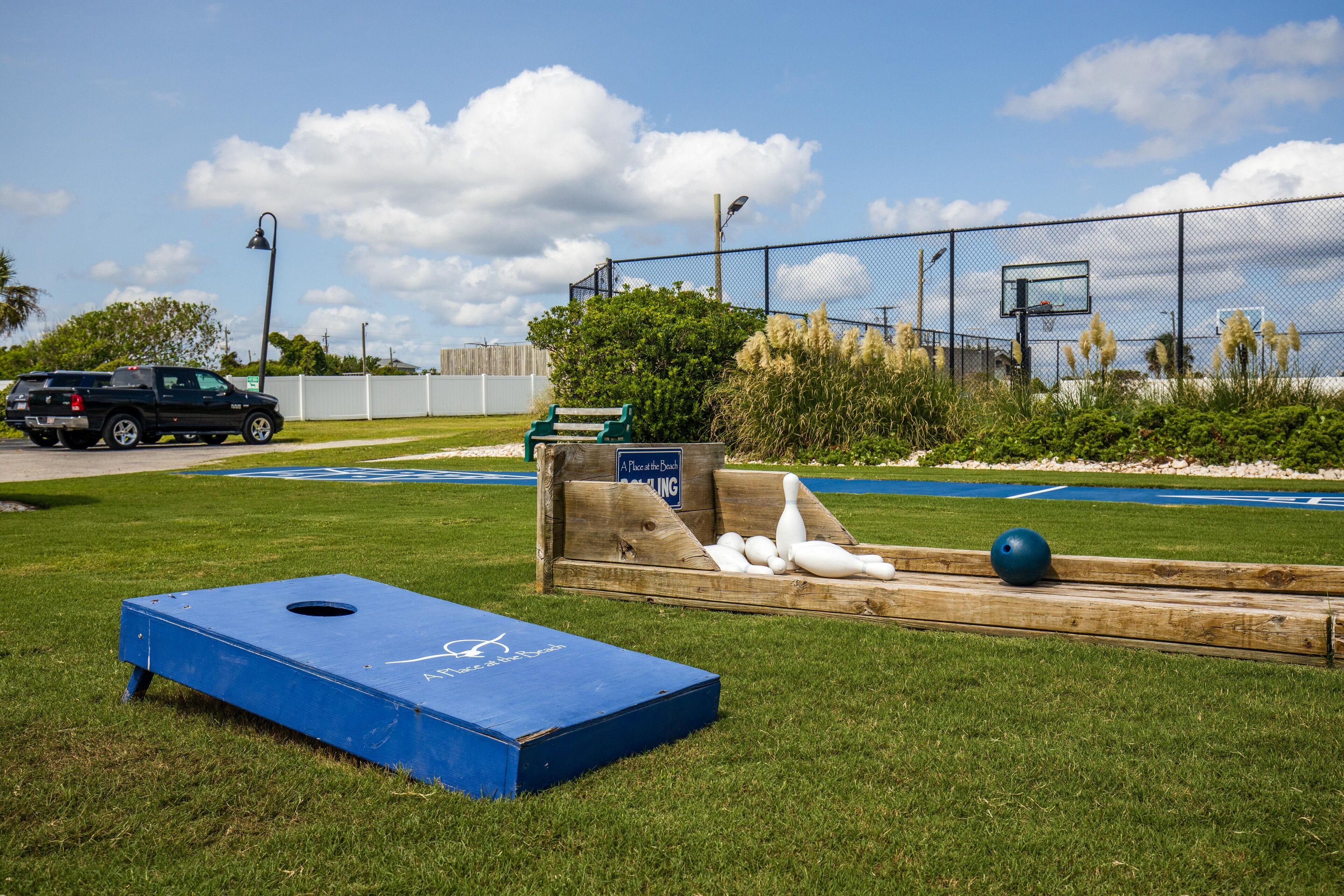Une salle de bowling bleue avec une rampe en bois et des quilles.