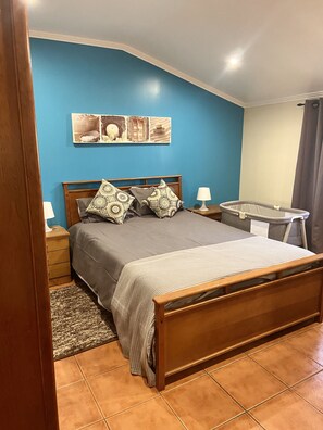 2 slaapkamers, een strijkplank/strijkijzer, reisbedje, gratis wifi