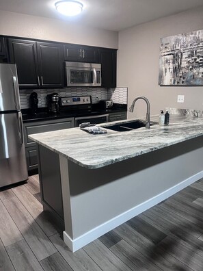 Kühlschrank, Mikrowelle, Ofen, Herdplatte