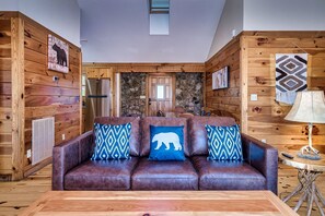Smart TV, chimenea y oficina 