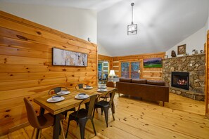 Dining - Close to Parkway! Modern/Fast Wifi/Spin Bike/Hot Tub (Pigeon Forge)