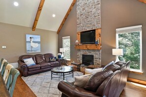 TV, fireplace, video games, foosball - Master Suites with Pool, Splash Pad & Foosball! (Hollister)