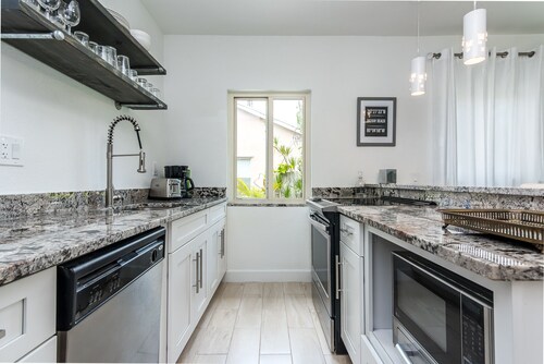 Quaint Luxury 1/1 Villa with HEATED Pool-BEST LOCATION- walk to everything!