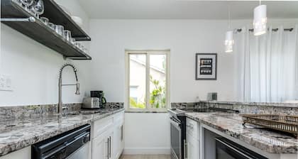 Quaint Luxury 1/1 Villa with HEATED Pool-BEST LOCATION- walk to everything!