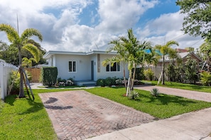 Property grounds - Quaint Luxury 1/1 Villa with HEATED Pool-BEST LOCATION- walk to everything! (DELRAY BEACH)