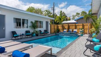 Alberca al aire libre y alberca climatizada