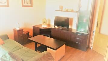 Een televisie en boeken