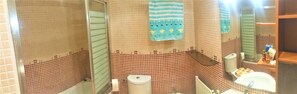 Baignoire, baignoire à jets, sèche-cheveux, bidet