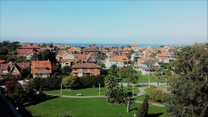 Un quartier résidentiel avec des maisons, un parc et une vue dégagée sur la mer.