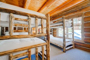 5 bedrooms, desk, travel cot, free WiFi
