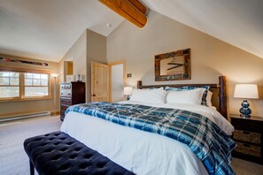 5 bedrooms, desk, travel crib, free WiFi