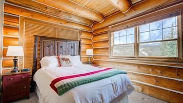 5 bedrooms, desk, travel cot, free WiFi