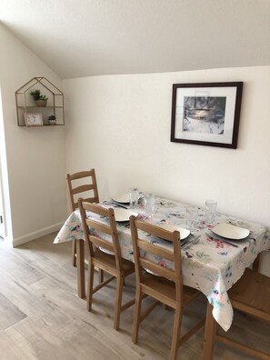 Dining - Studio apartment on the banks of Yellowstone River (Gardiner)