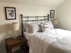 Iron/ironing board, WiFi, bed sheets - Studio apartment on the banks of Yellowstone River (Gardiner)