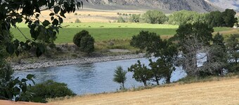 Studio apartment on the banks of Yellowstone River
