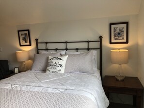 Iron/ironing board, WiFi, bed sheets - Studio apartment on the banks of Yellowstone River (Gardiner)