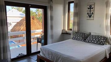 3 slaapkamers, een bureau, een strijkplank/strijkijzer, reisbedje