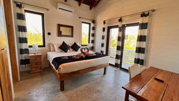 3 habitaciones, escritorio y tabla de planchar con plancha
