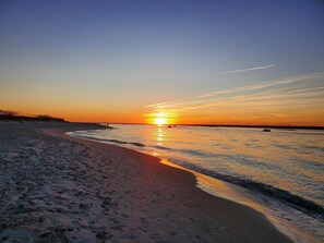 Nära stranden och solstolar