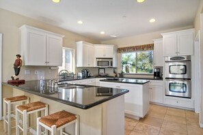 Fridge, microwave, oven, stovetop - Secluded Home, Sleeps 11+  Solar Heated Pool.  HOT TUB SPA,  9 miles to beach (Vista)