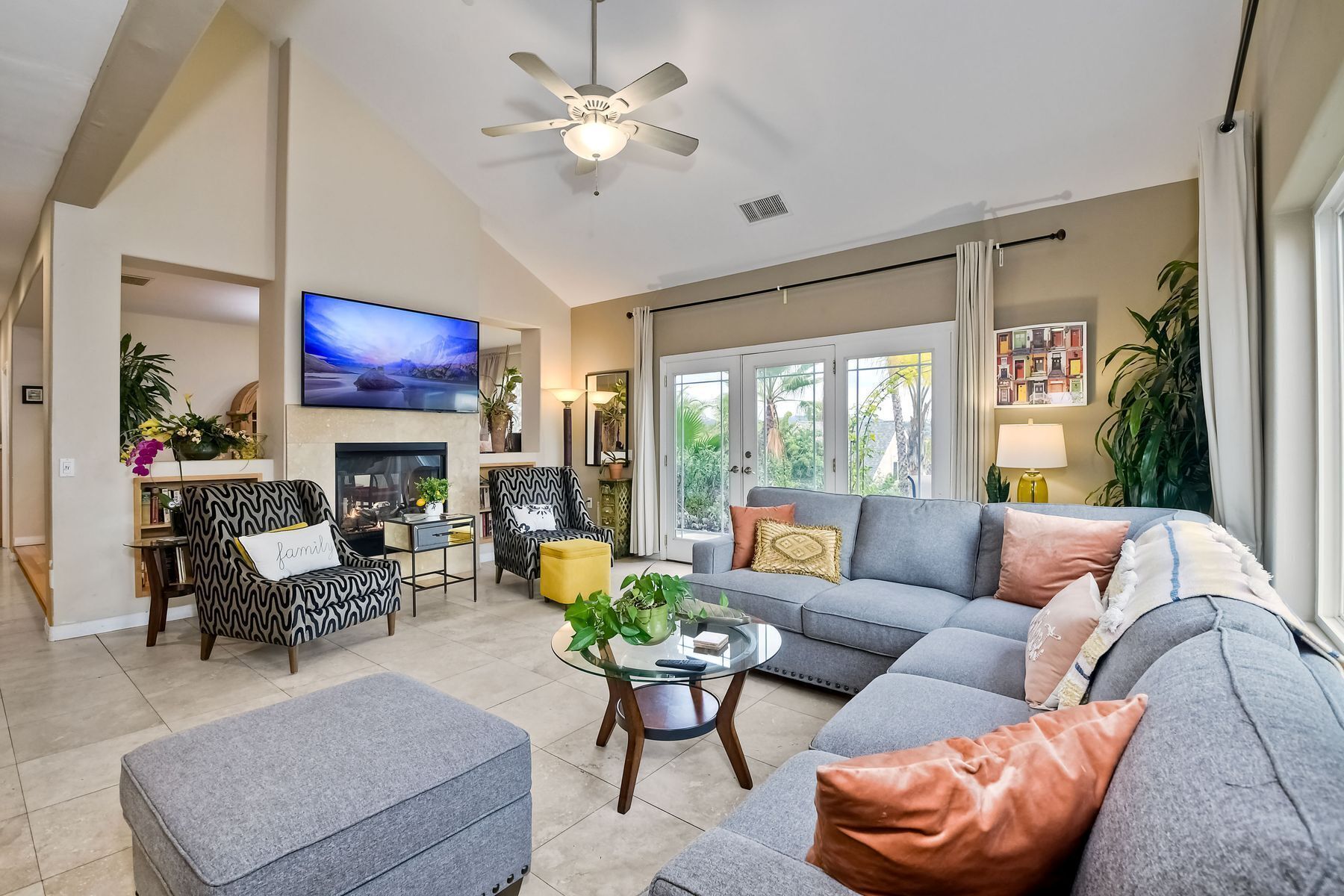 Een smart-tv, een open haard, een dvd-speler en boeken