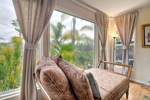 Interior - Secluded Home, Sleeps 11+  Solar Heated Pool.  HOT TUB SPA,  9 miles to beach (Vista)
