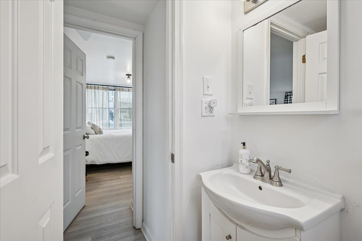 Combined shower/bathtub