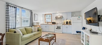 Oceanblock & Downtown Bethany - 1 bed/1.5 bathroom with Outdoor Space and Grill