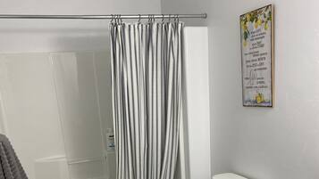 Bañera con ducha, secador de pelo, toallas, jabón