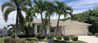 Amazing Sunsets Waterfront Pool home direct River Access Close to everything