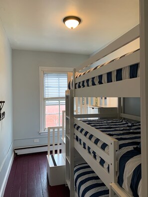 3 slaapkamers, een strijkplank/strijkijzer, wifi (toeslag), beddengoed