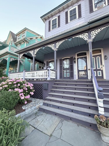 1 Block from Cape May Beach & 10 min. walking distance to mall- 3rd Floor Unit