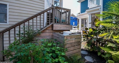 Oceanblock & Downtown Bethany - 2 bed / 1 bathroom with Private Sun Porch