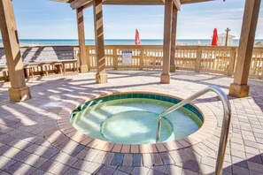 Outdoor spa tub - Pelican Beach Resort -Walkout unit -On the Beach! (Destin)