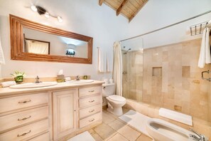 Shower, hair dryer, towels - Los Lagos 19 - Sleeps 10 - Butler - Pool/Hot Tub (Casa de Campo Resort & Villas , La Romana)