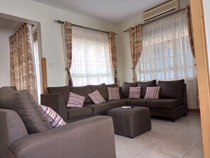 TV - Captivating 3-Bed Villa (Akright city)