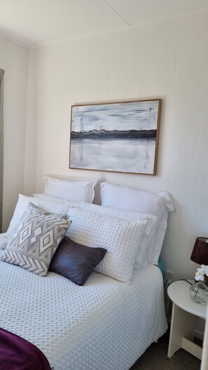 3 bedrooms, iron/ironing board, internet, bed sheets
