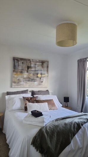3 habitaciones, tabla de planchar con plancha, internet y ropa de cama