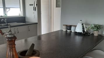 Microondas, horno, tostadora y utensilios de cocina