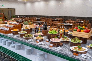 2 restauranter, der serverer morgenmad, frokost og aftensmad