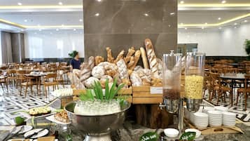 2 restaurants, breakfast served