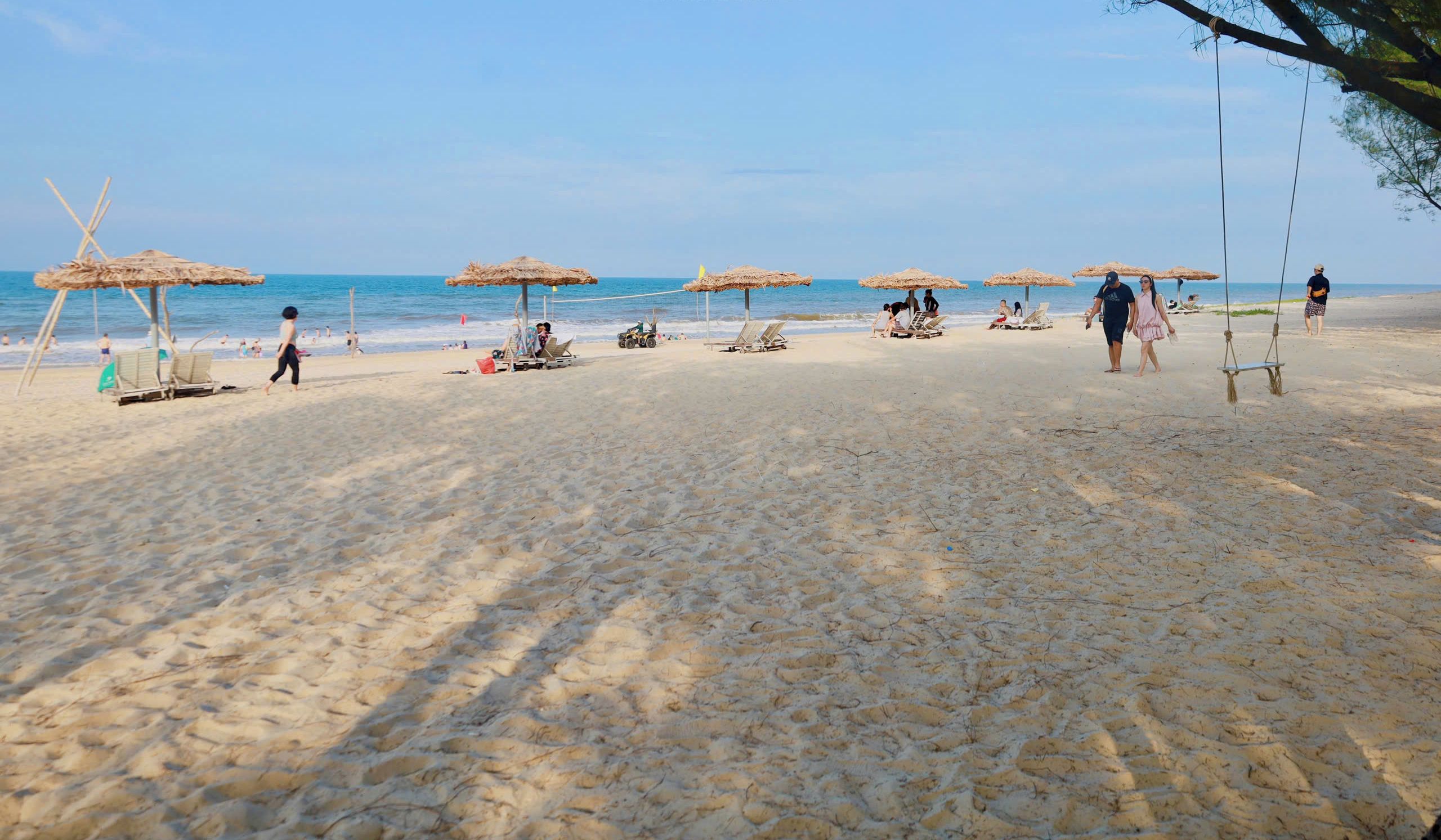 Una playa con sombrillas y sillas de descanso, cielo despejado y el texto "CELINA PENINSULA RESORT".