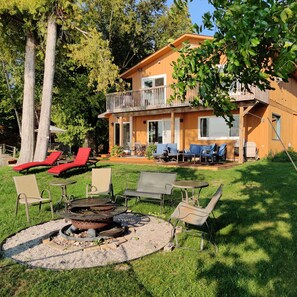 Outdoor dining - Miller's Landing (Traverse City)