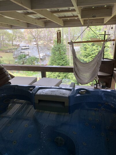 Cozy cove lake cottage