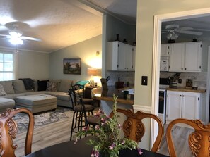 Smart-TV, DVD-spiller og bøker