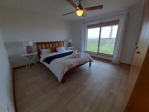 3 bedrooms, desk, iron/ironing board, travel crib - Beach Front, Fisherman's dream location near boat ramp and kid Friendly House (Port Macdonnell)