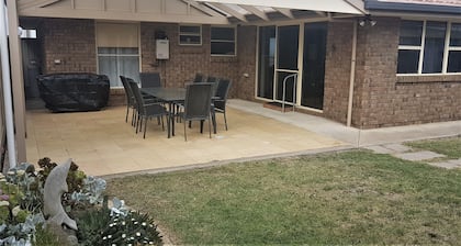 Beach Front, Fisherman's dream location near boat ramp and kid Friendly House